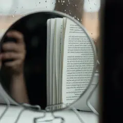Motyw lustra w literaturze: odkryj jego głębokie znaczenie i funkcje