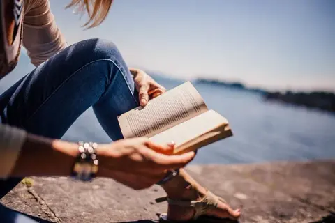 Czym jest literatura popularnonaukowa i dlaczego jest ważna?
