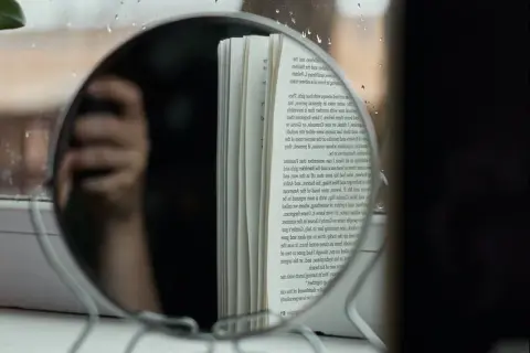 Motyw lustra w literaturze: odkryj jego głębokie znaczenie i funkcje