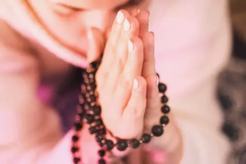 Om znaczenie symbolu: odkryj jego głęboką moc i duchowe znaczenie