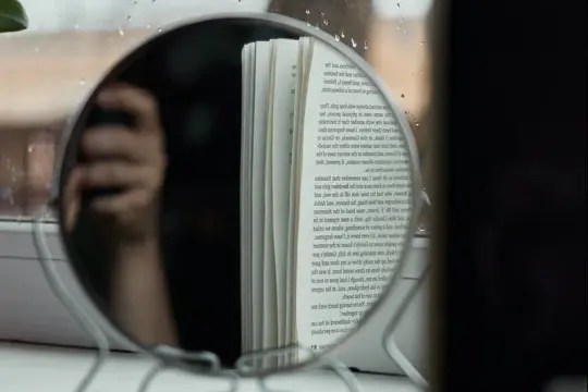 Motyw lustra w literaturze: odkryj jego głębokie znaczenie i funkcje