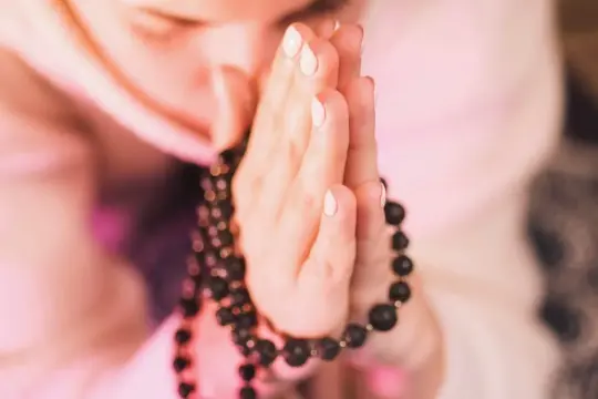 Om znaczenie symbolu: odkryj jego głęboką moc i duchowe znaczenie