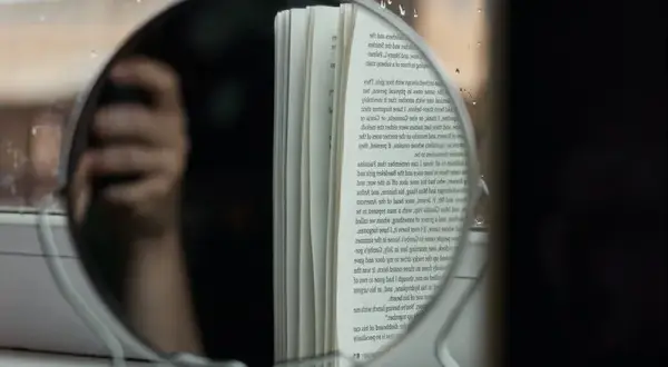 Motyw lustra w literaturze: odkryj jego głębokie znaczenie i funkcje