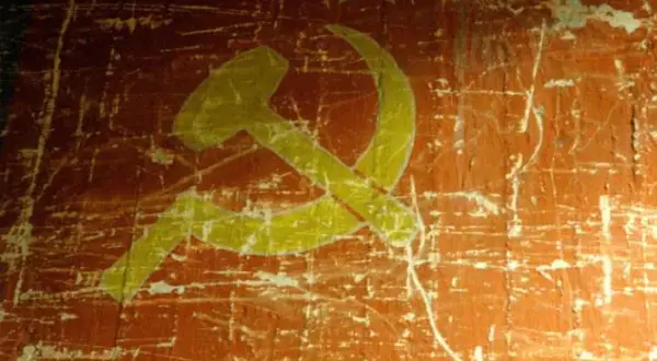Co oznaczają symbole na fladze ZSRR? Odkryj ich ukryte znaczenie