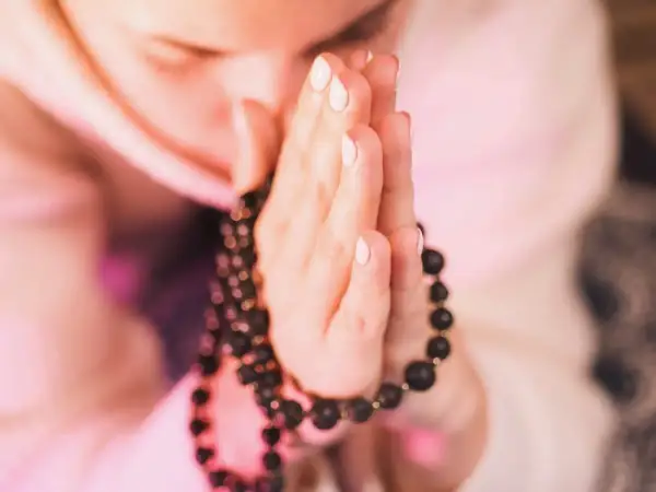 Om znaczenie symbolu: odkryj jego głęboką moc i duchowe znaczenie